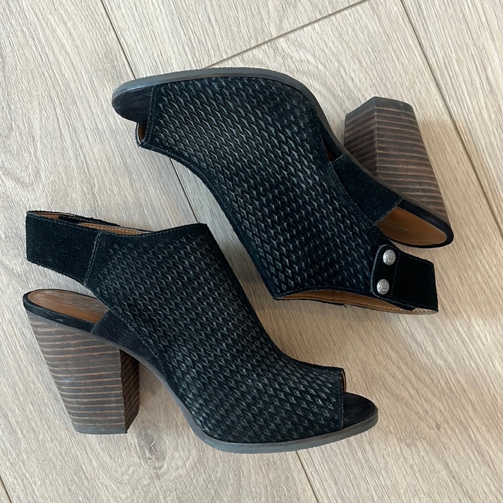 Arturo Chiang 7.5 black suede mule heel